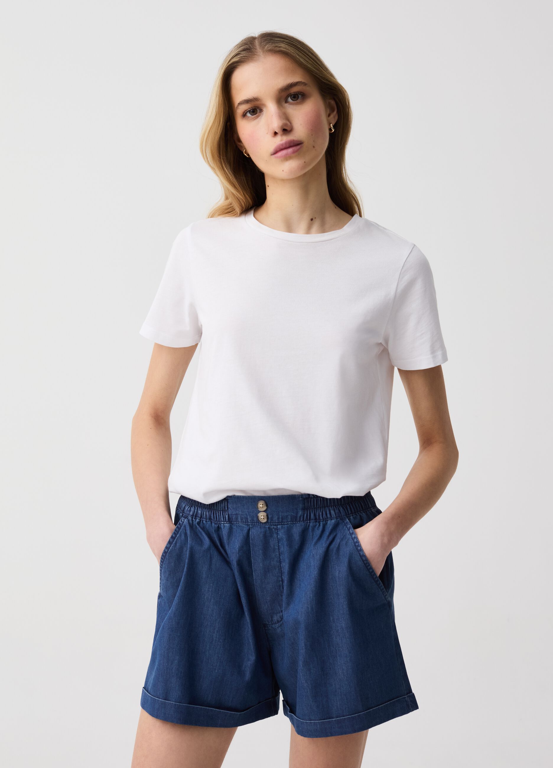 Shorts in denim fluido con tasche