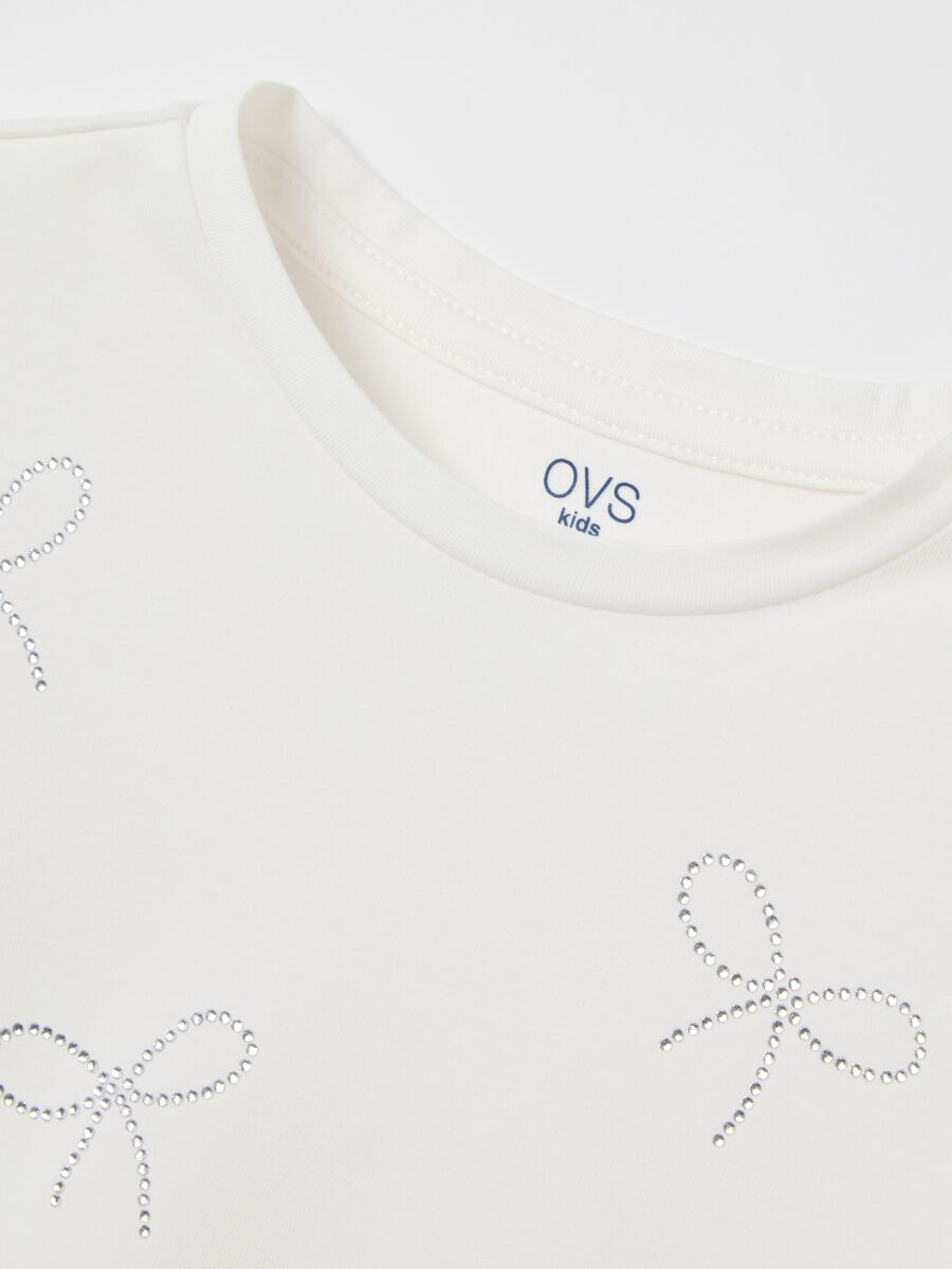 Maglia da bambina in cotone bianco regular fit con fiocchi strass_3