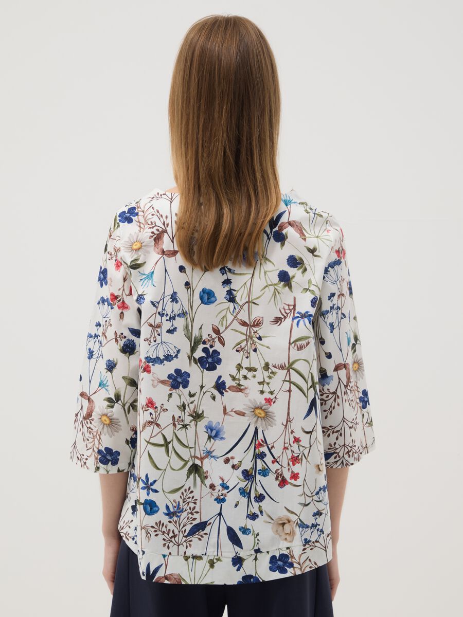 Blusa bianca in cotone elasticizzato con stampa floreale_3