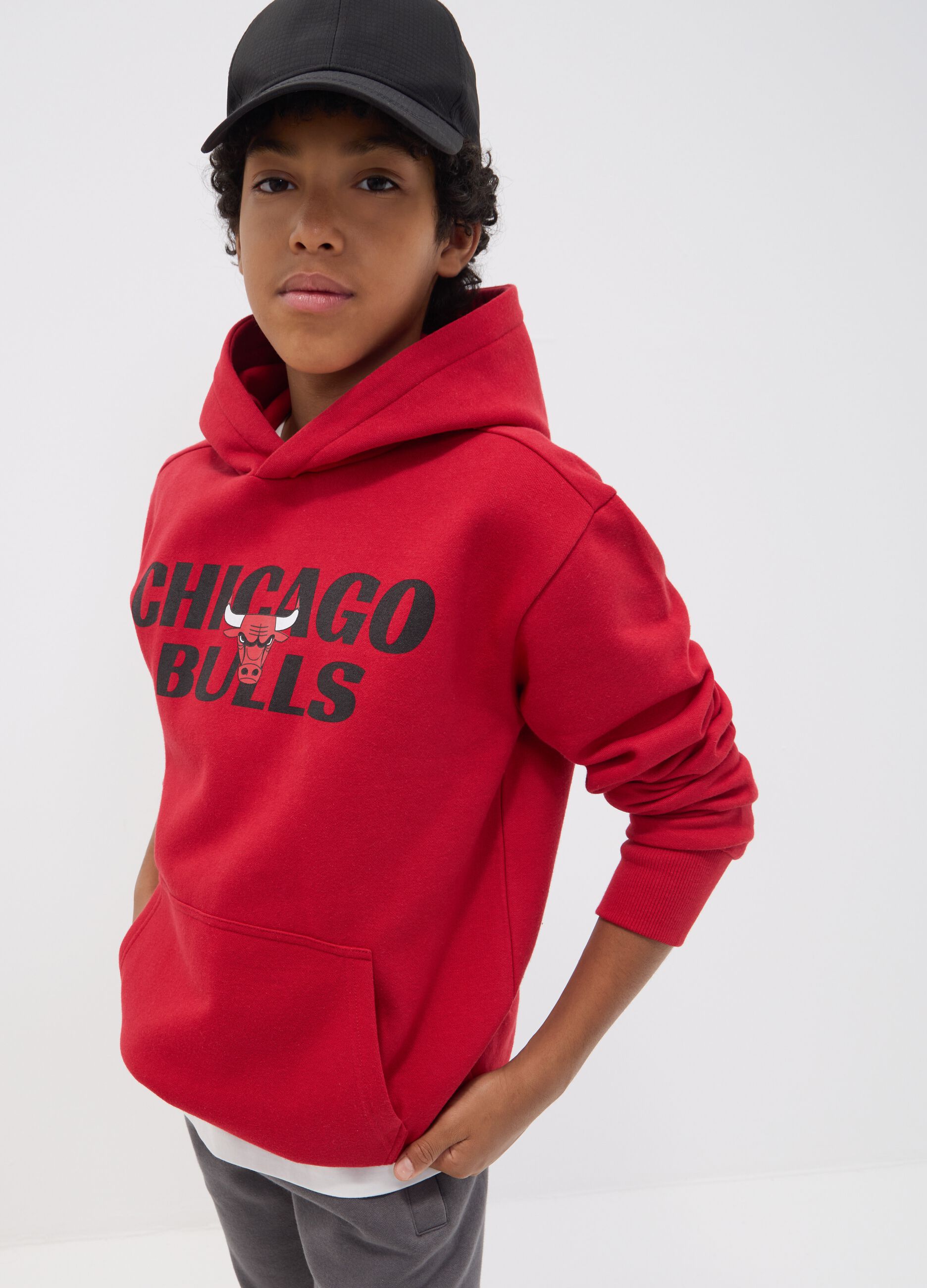 Red cotton-blend hoodie with Chicago Bulls logo for boys