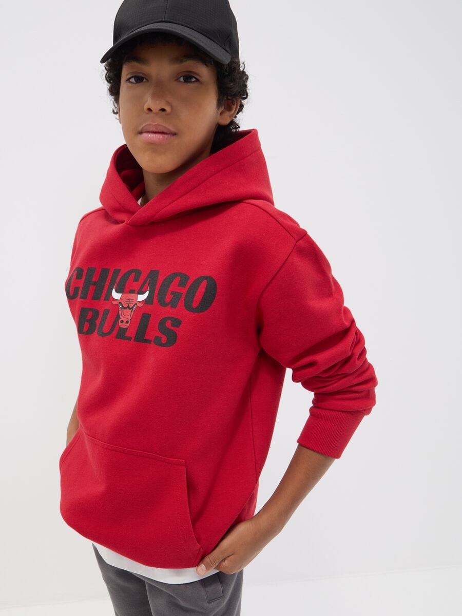 Felpa rossa con cappuccio in misto cotone e logo Chicago Bulls per ragazzo_0