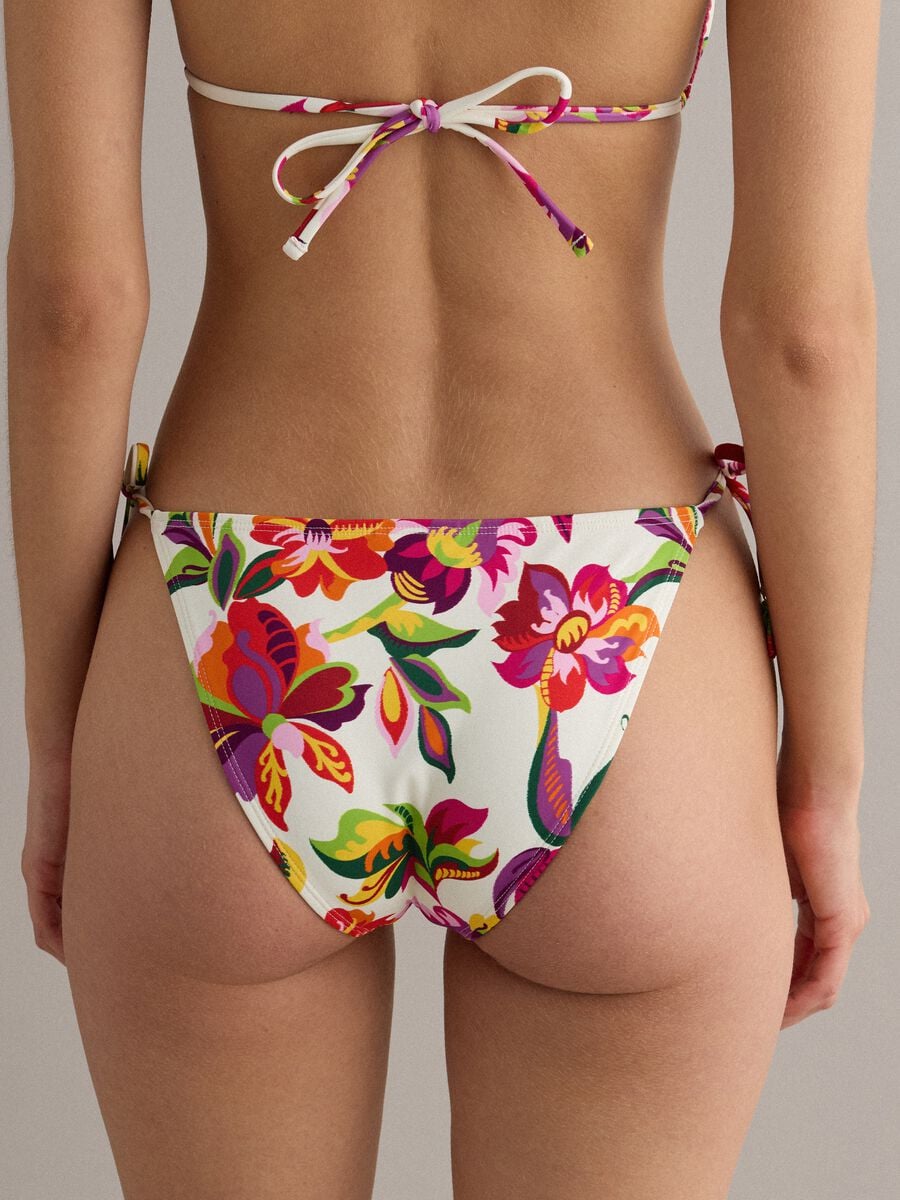 Slip bikini multicolor in tessuto elasticizzato con laccetti_2