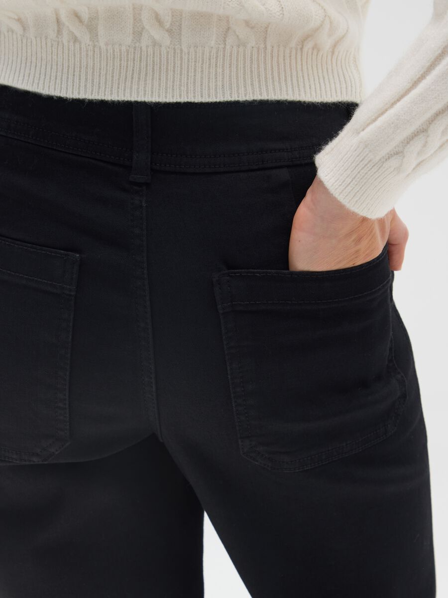 Pantaloni neri a gamba larga in tessuto elasticizzato_3