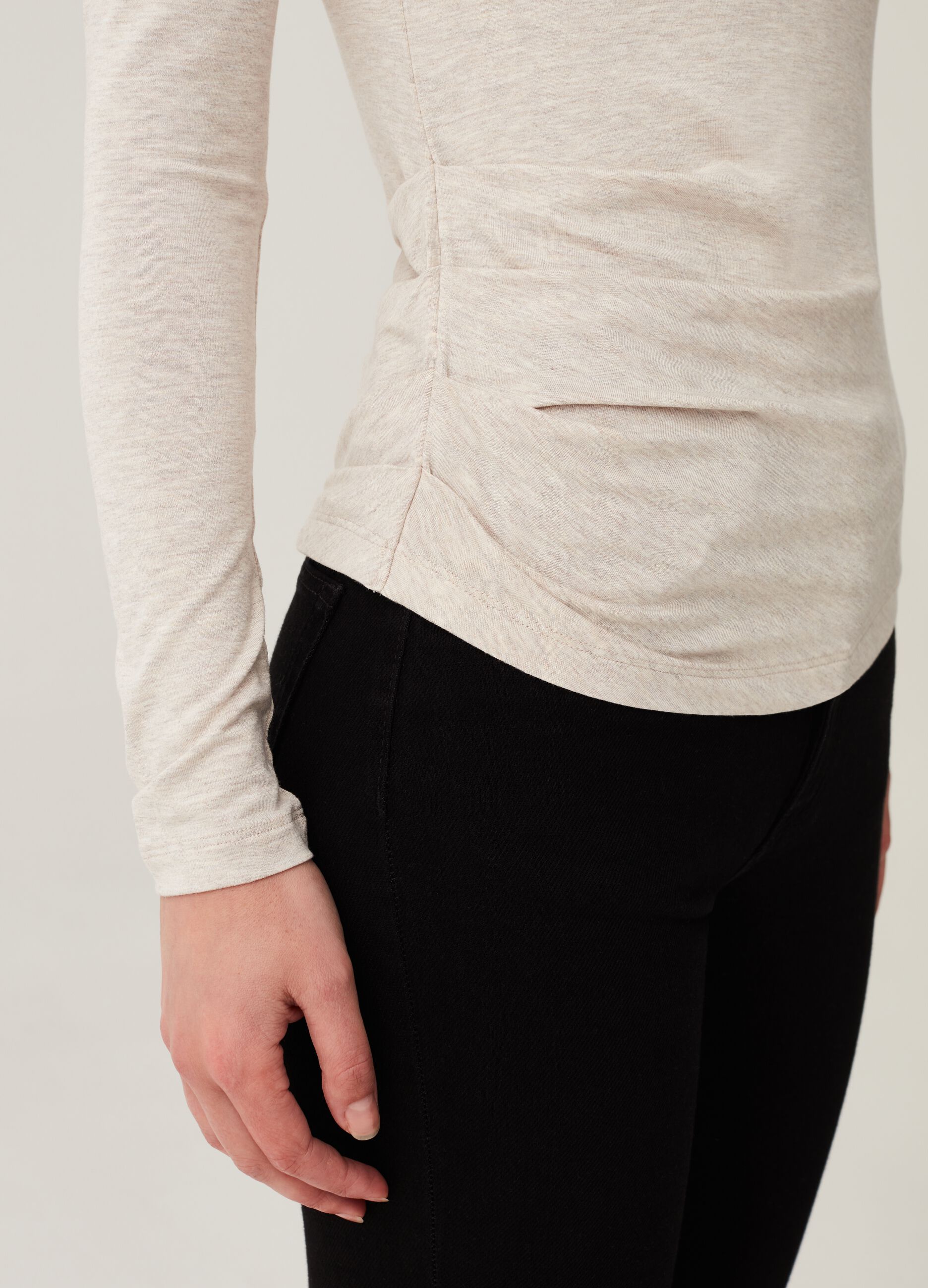 T-shirt in viscosa stretch con maniche lunghe_3