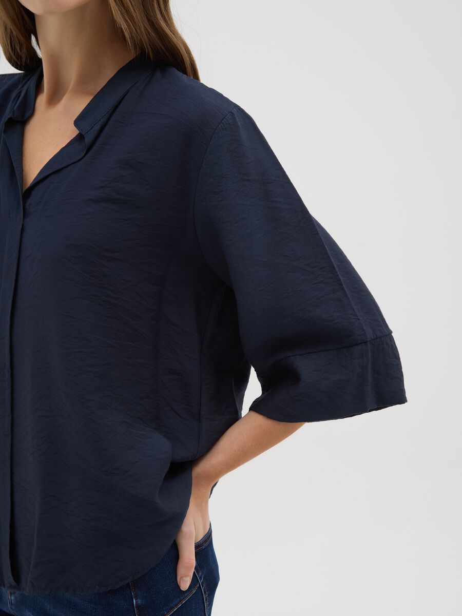 Blusa blu con scollo a V e maniche ampie_3