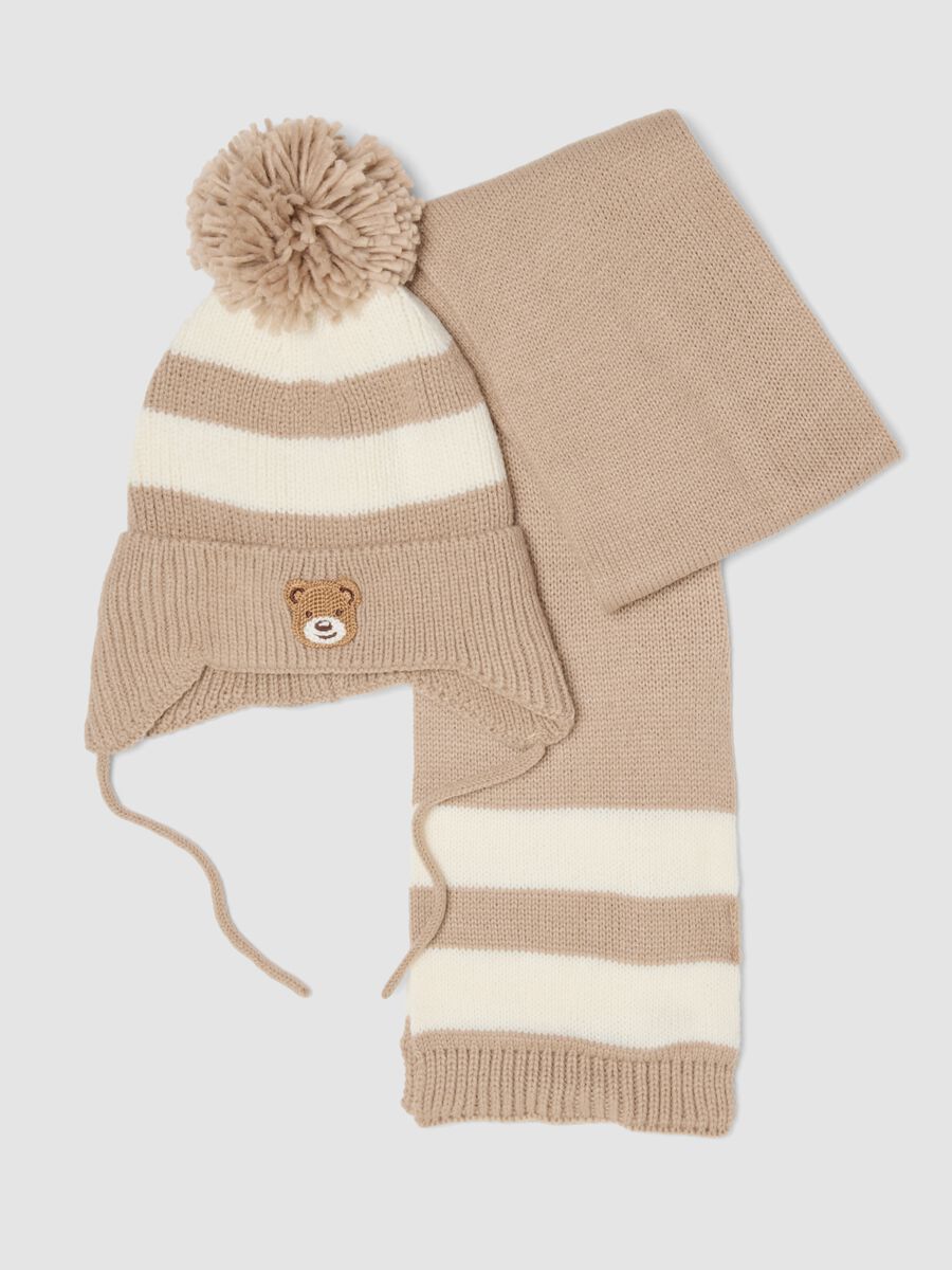 Set cappello e sciarpa marrone in maglia con righe_0