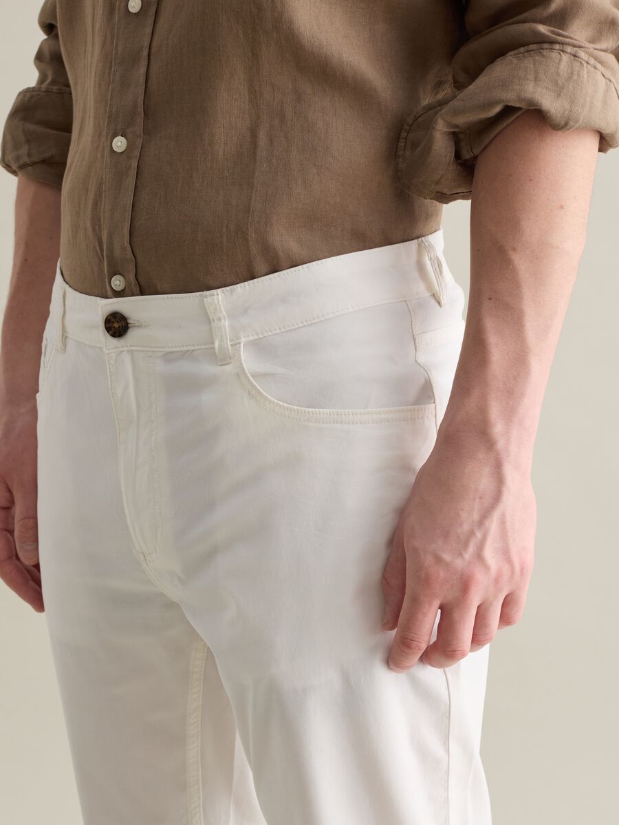 White chino trousers in stretch cotton with five pockets_2