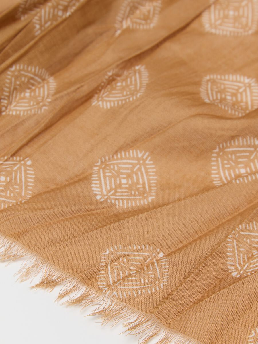 Yellow cotton scarf with geometric motifs_2