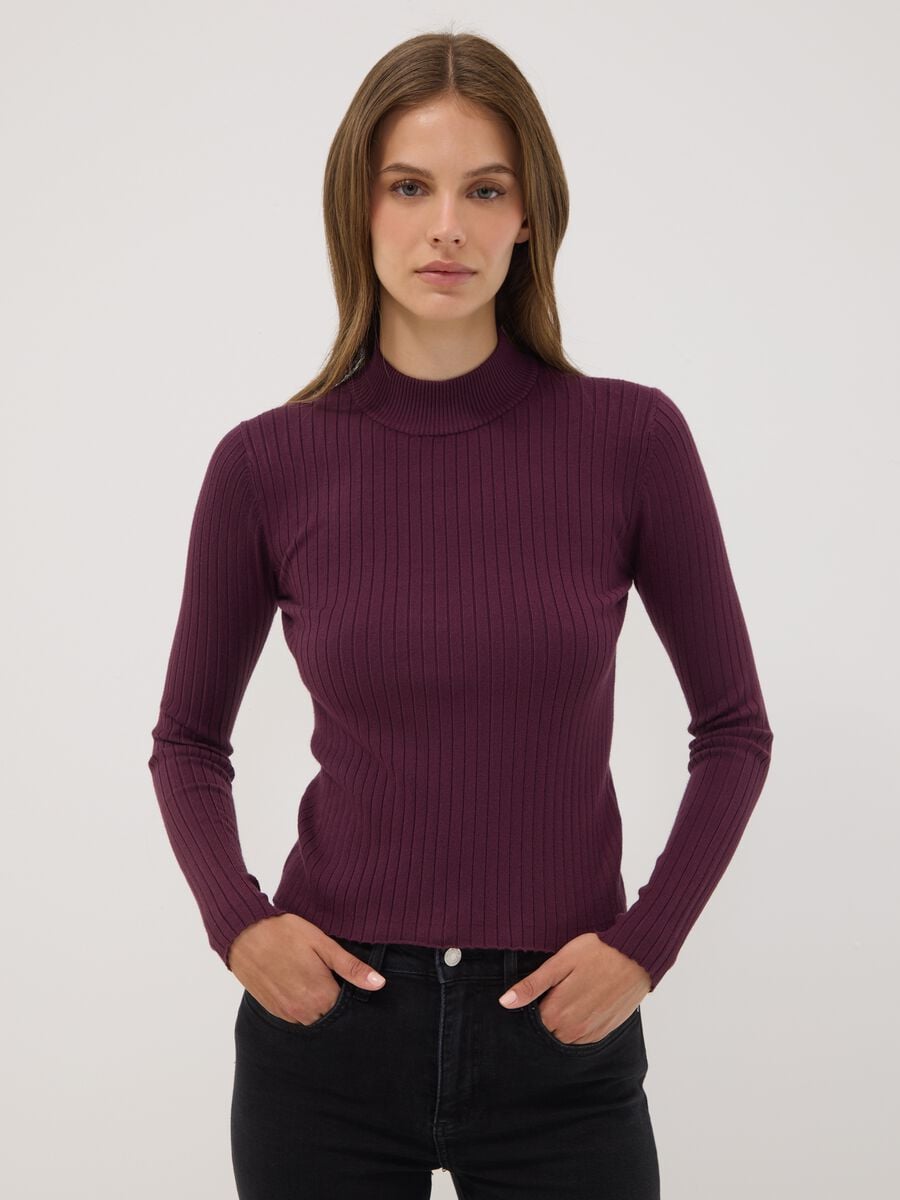 Maglia viola in misto viscosa a costine con Collo rialzato_1