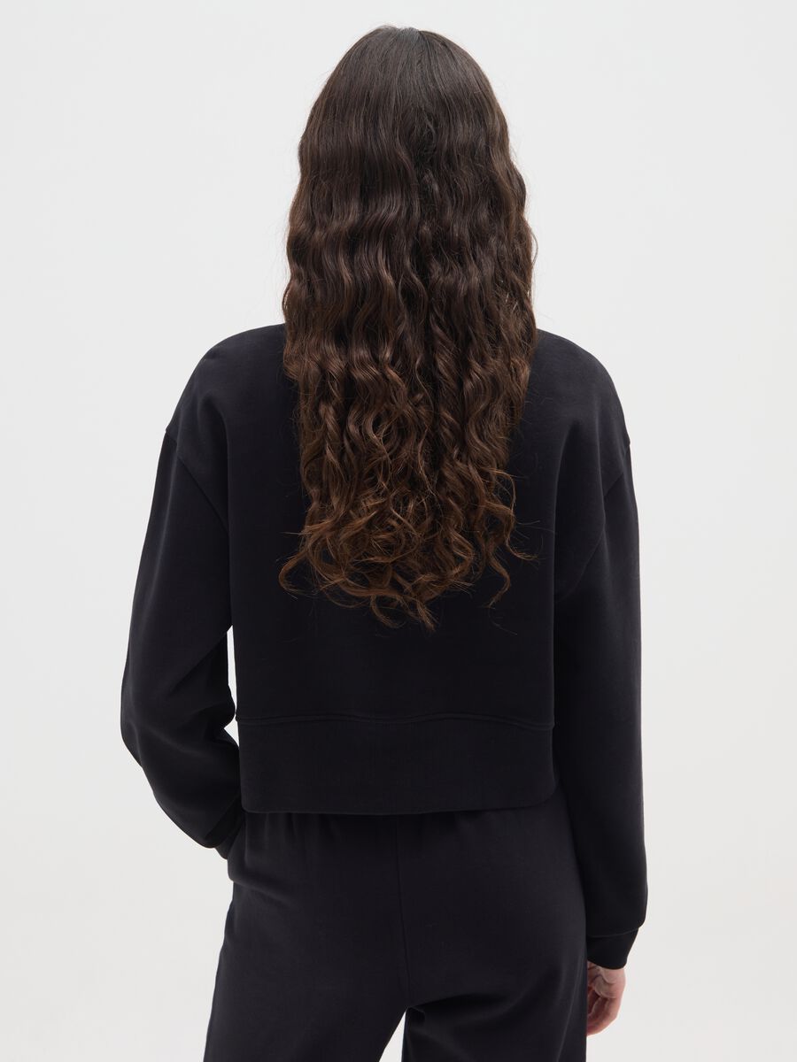 Felpa nera da ragazza in puro cotone regular fit con frase ricamata_1