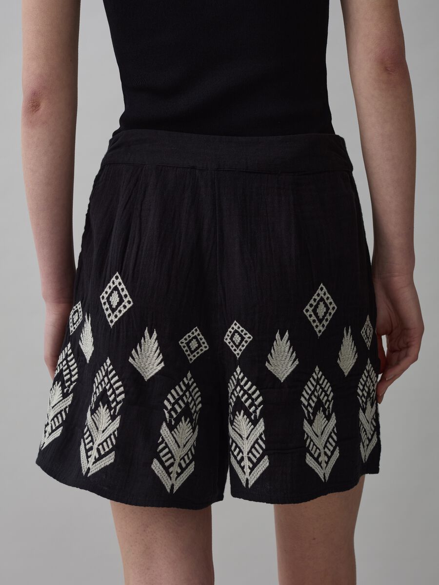 Shorts in garza con ricami etnici_2