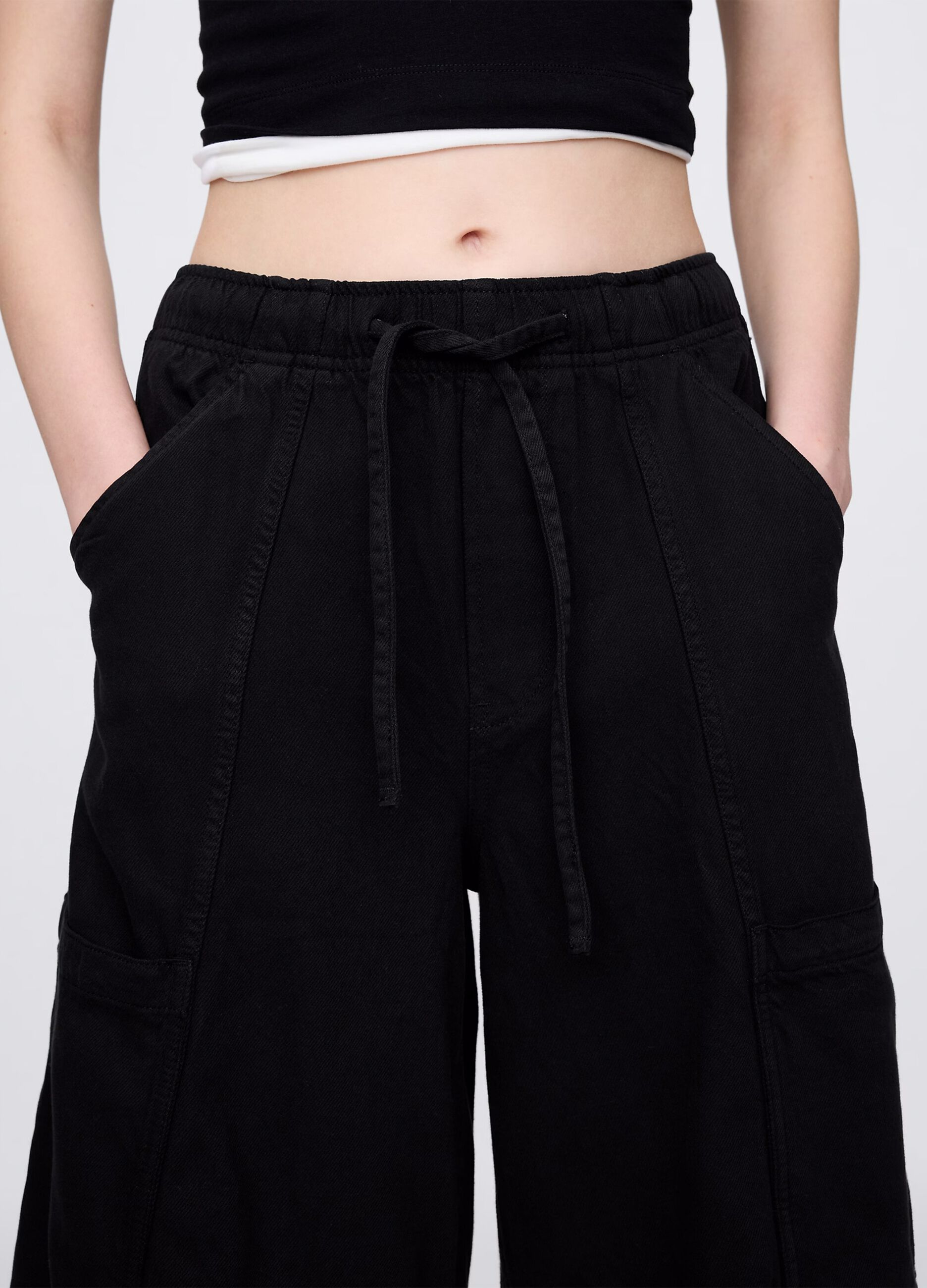Black cargo trousers in cotton and Lyocell