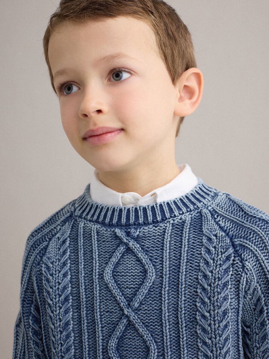 Maglione in puro cotone blu da bambino regular fit con design a maglia_0