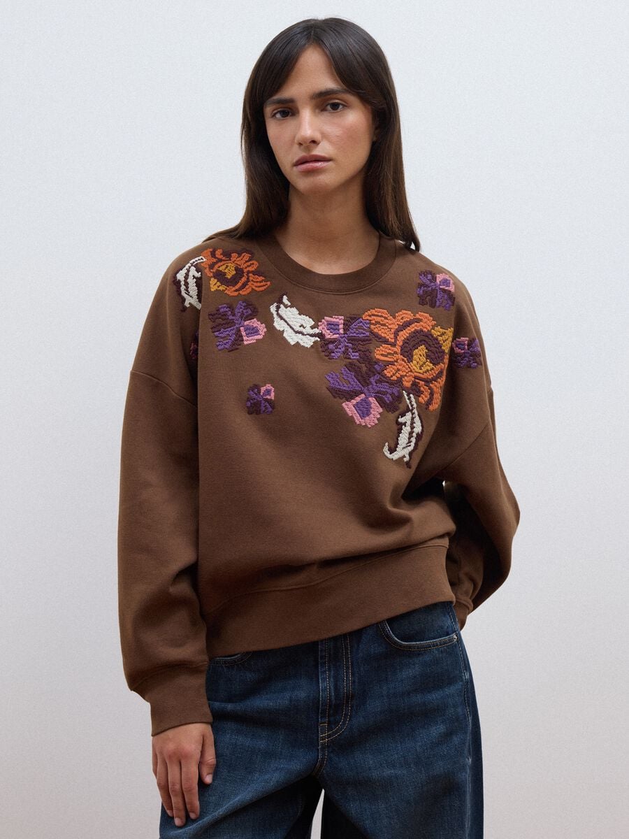 Felpa marrone in misto cotone con girocollo con fantasia floreale_1