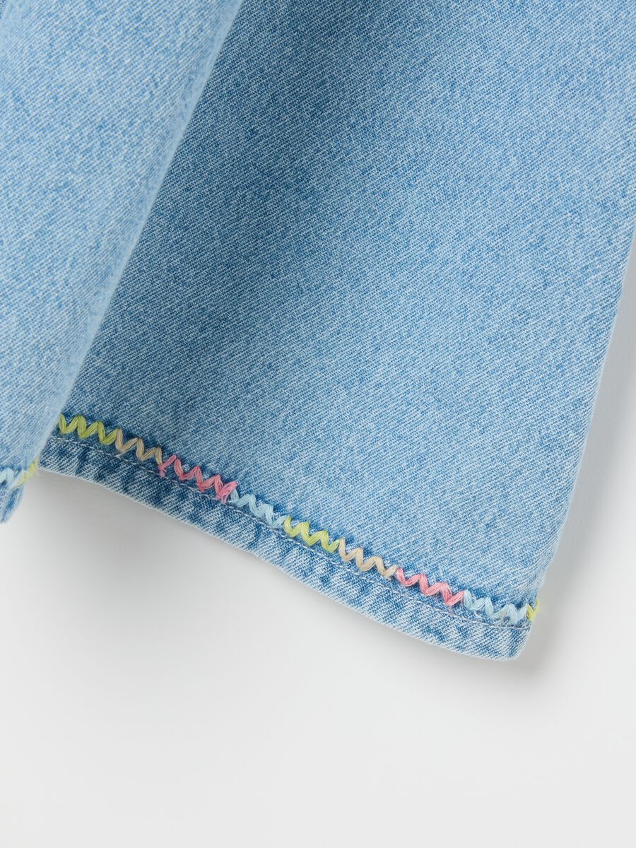 Sleeveless chambray dress with rainbow details_3