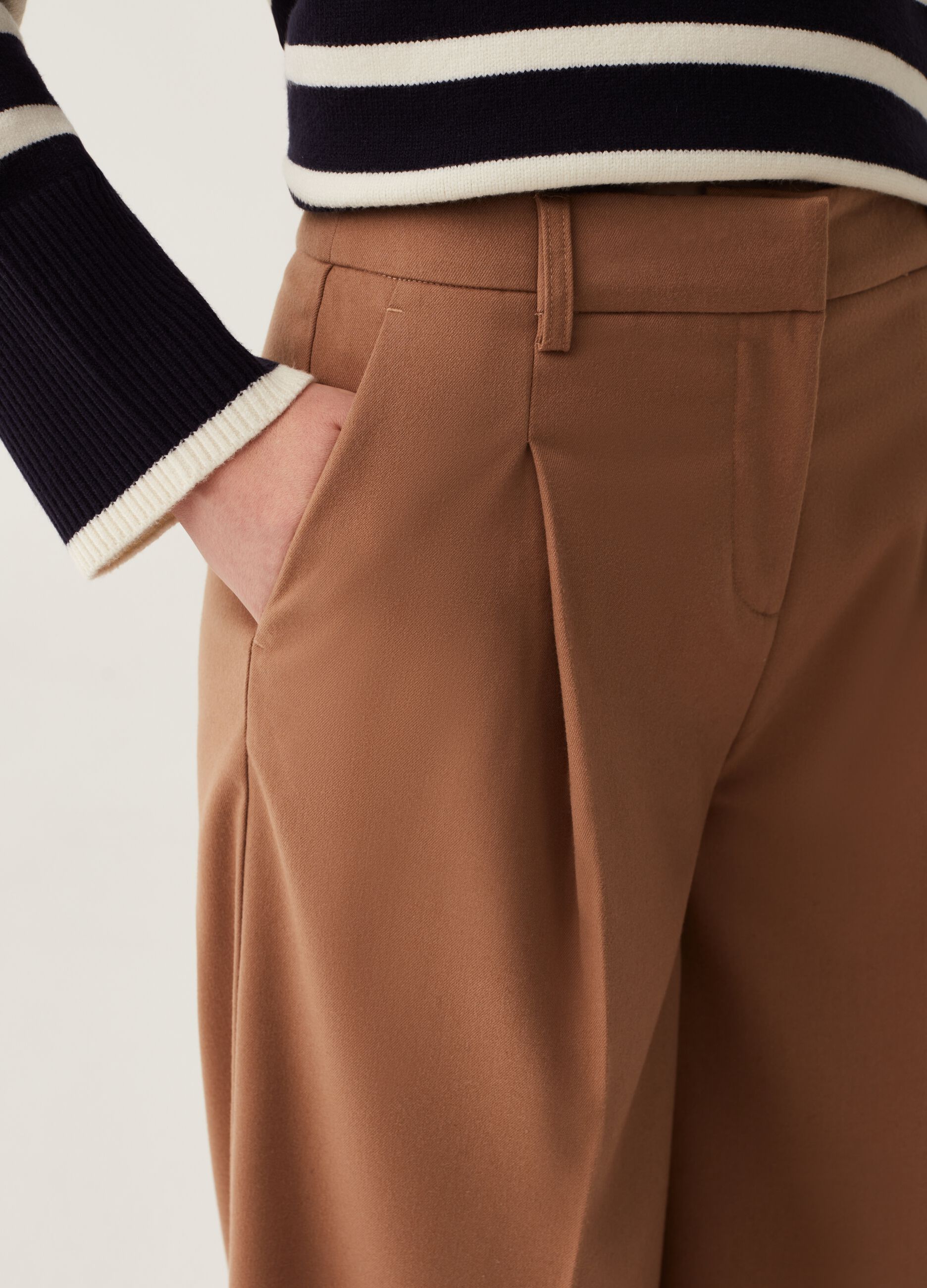 Pantaloni wide leg con pinces_3