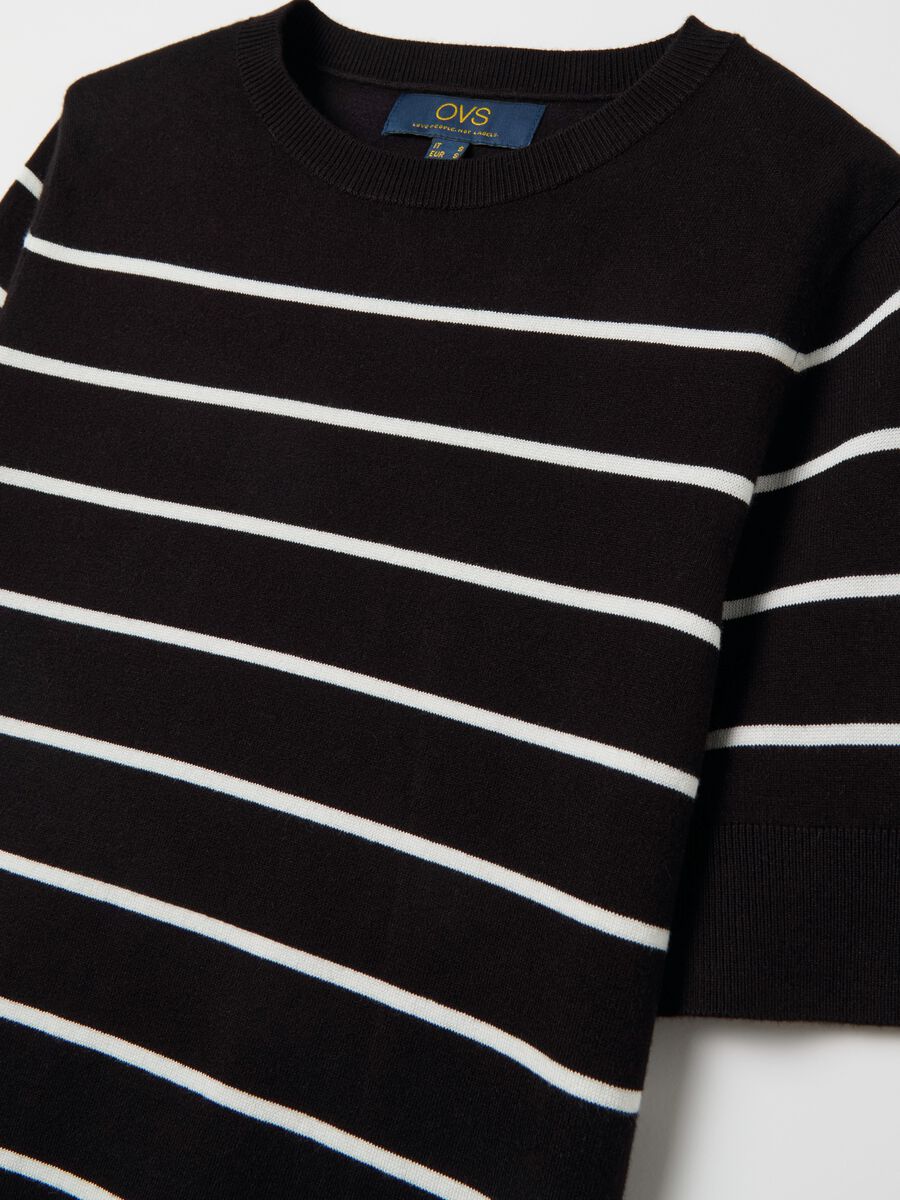 Short-sleeved top with striped design_5