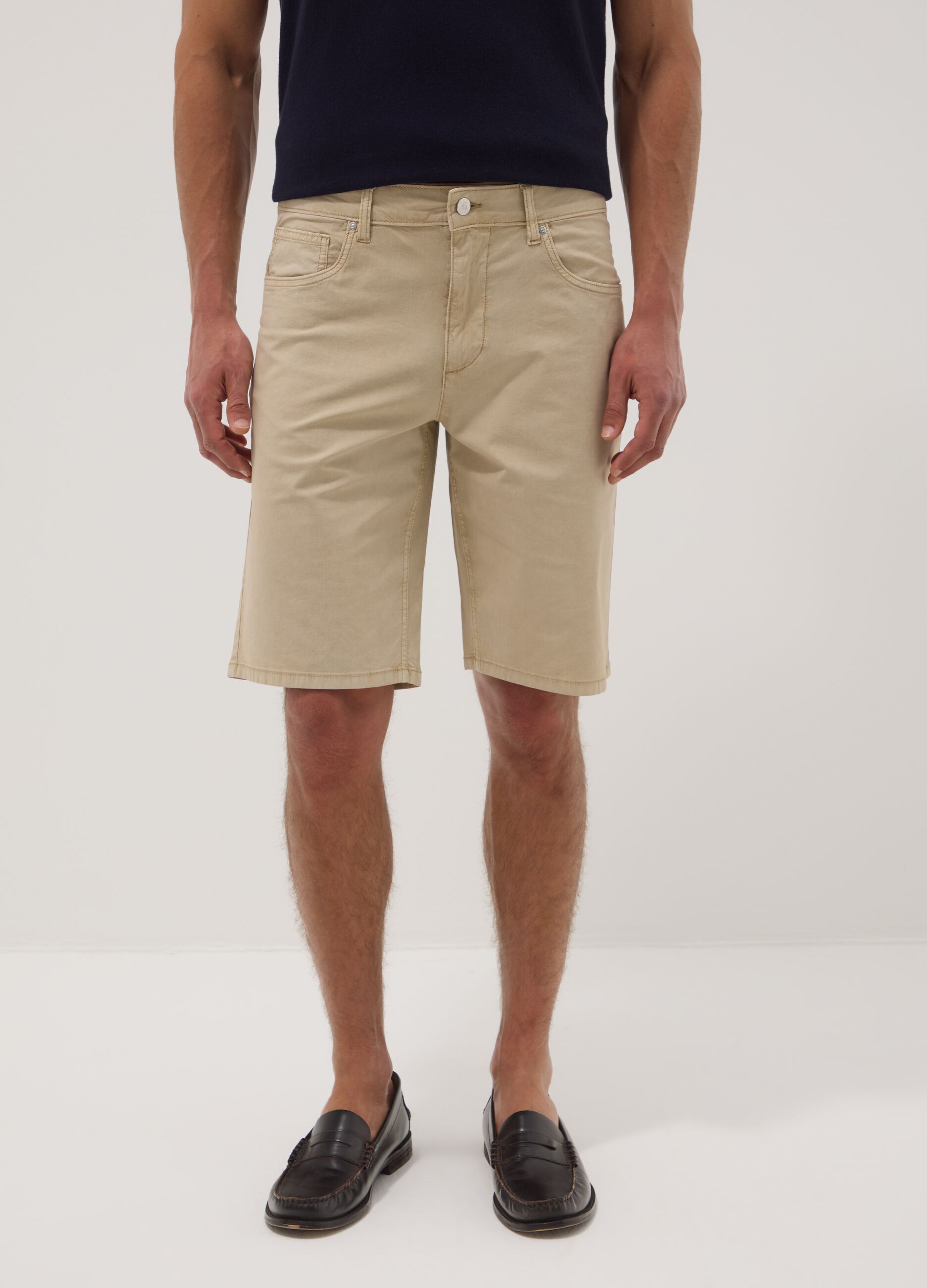 Bermuda beige in cotone elasticizzato a cinque tasche