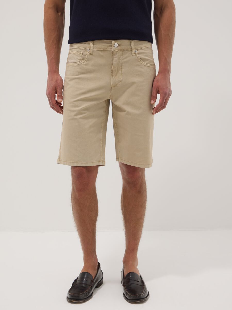 Beige stretch cotton five-pocket Bermuda shorts_1