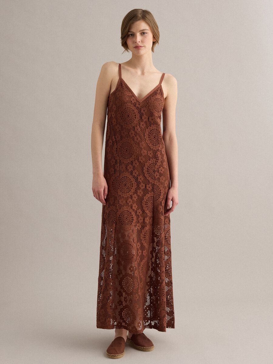 Long brown crochet dress with V-neck, regular fit_1