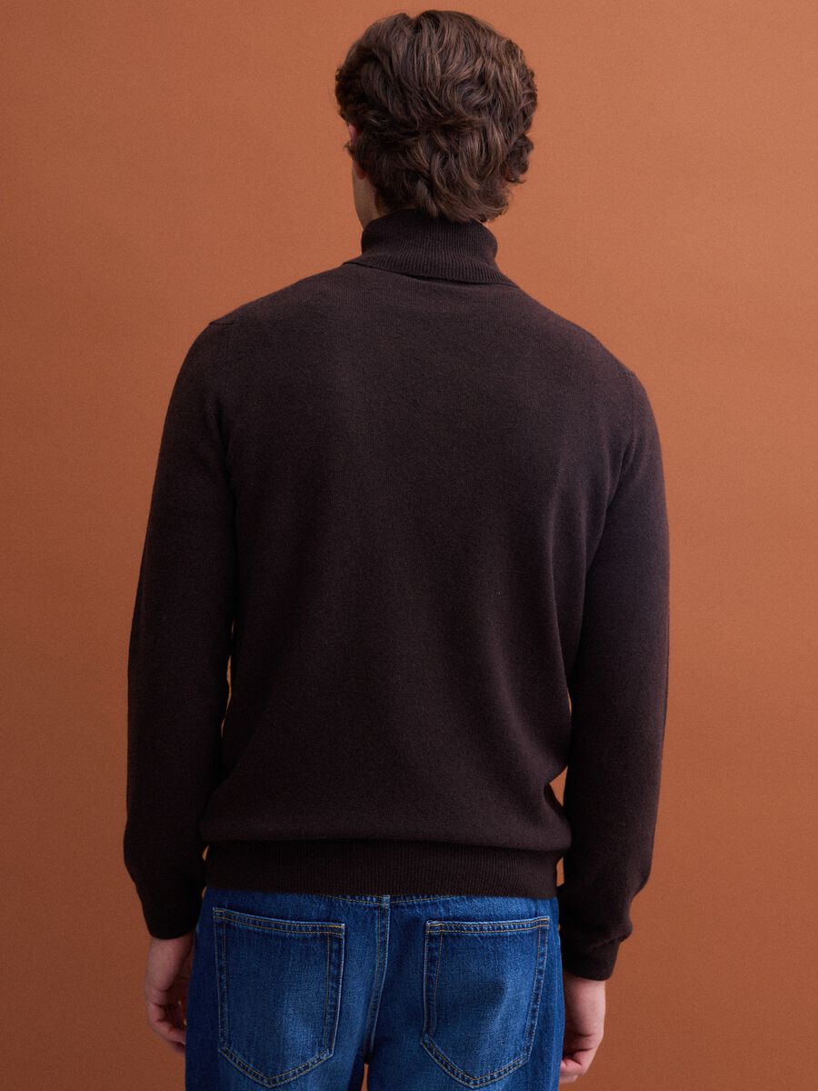 Maglia marrone dolcevita in pura lana di agnello_3
