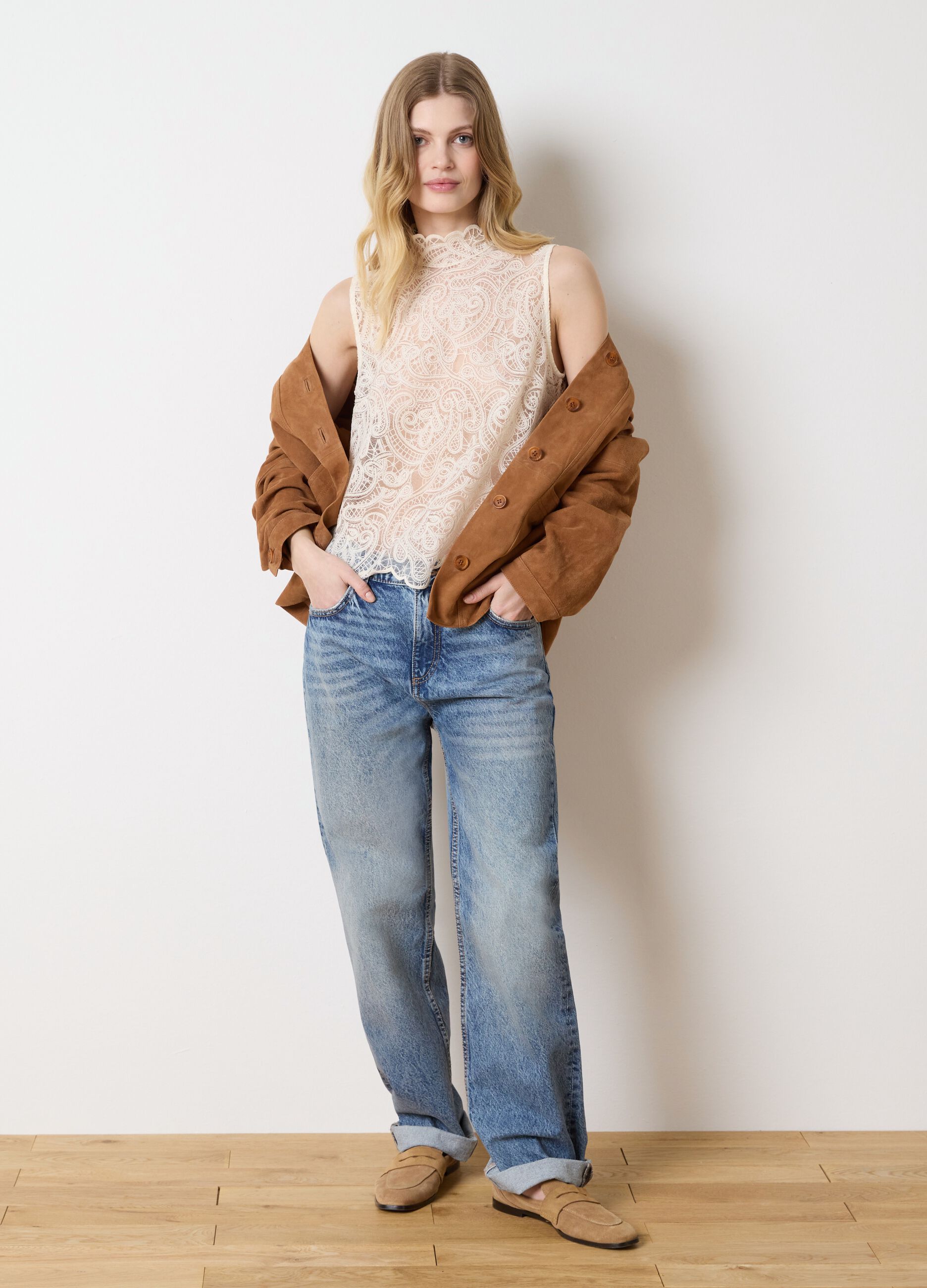 Blusa smanicata in pizzo