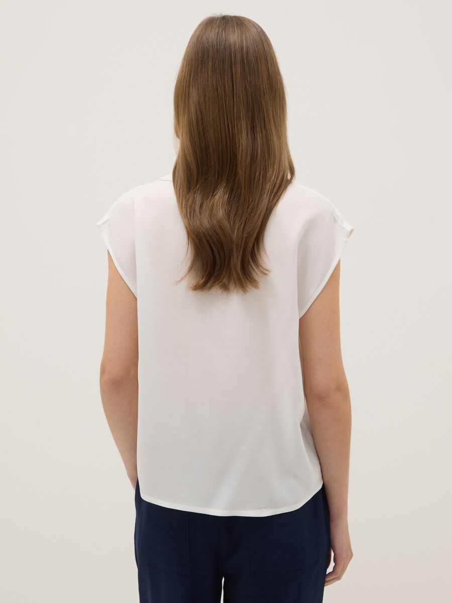 Camicetta senza maniche in pura viscosa bianca regular fit con scollo a V_2