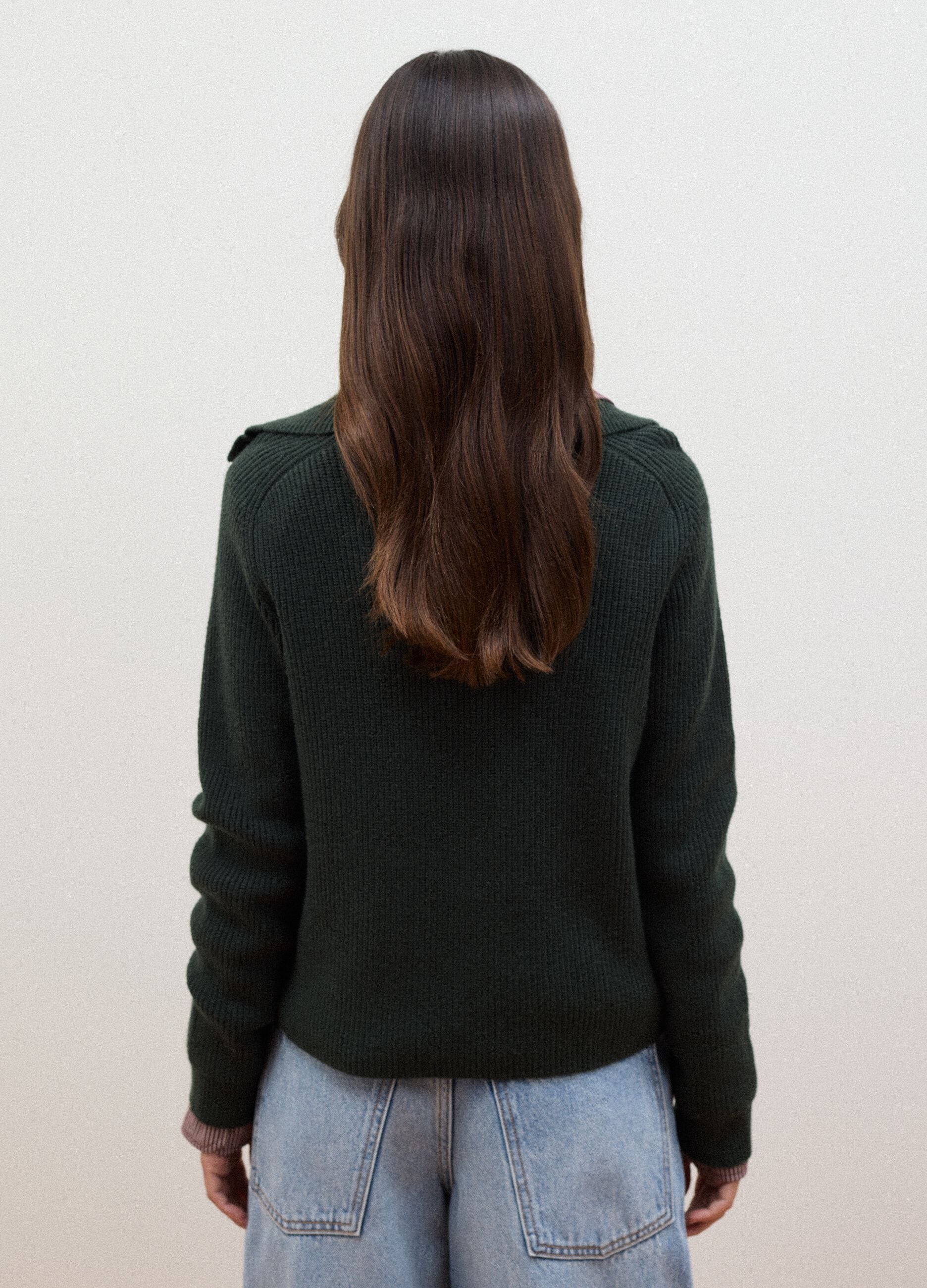 Maglia verde a coste in misto viscosa con colletto