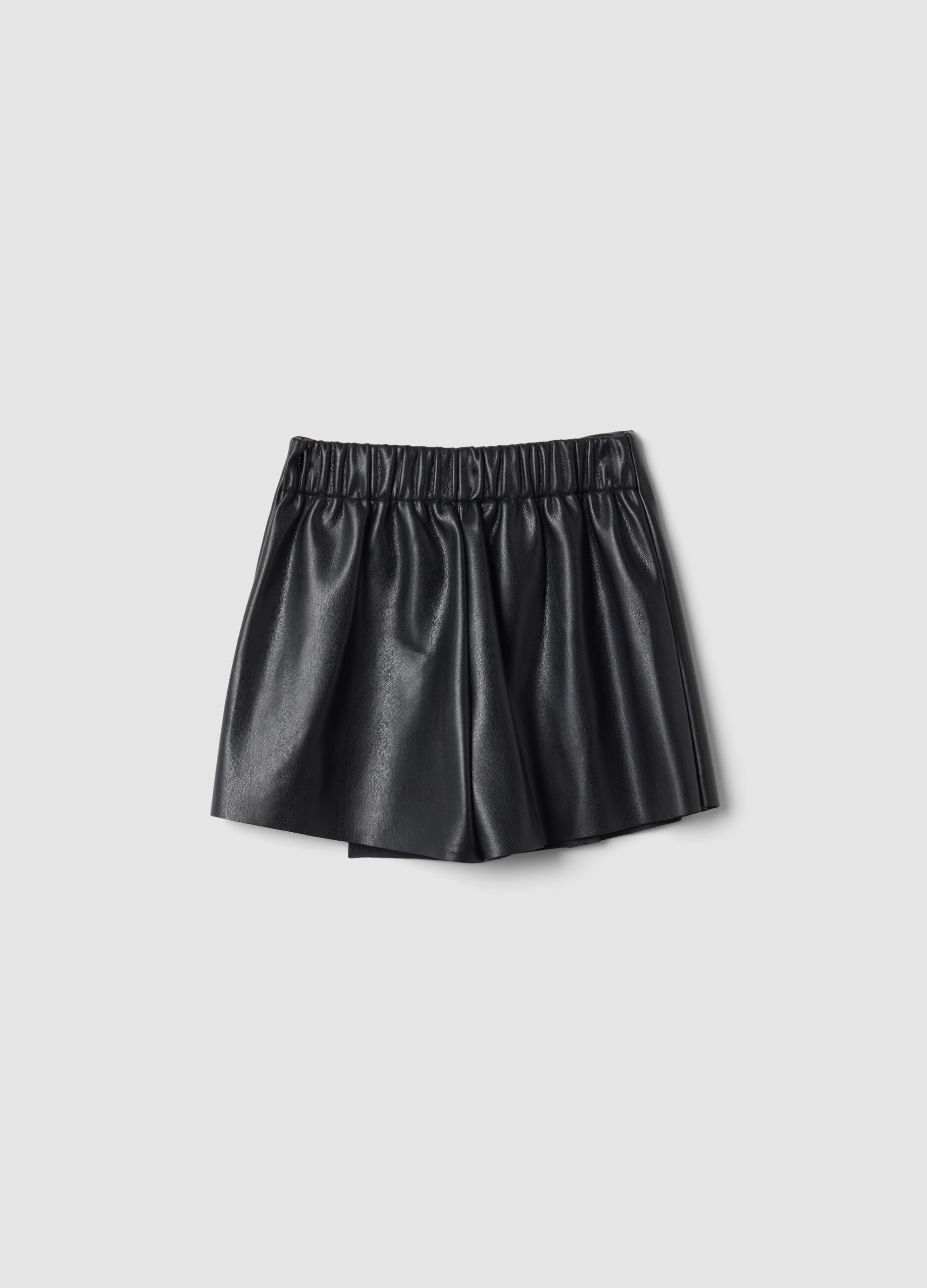 Shorts neri con pieghe