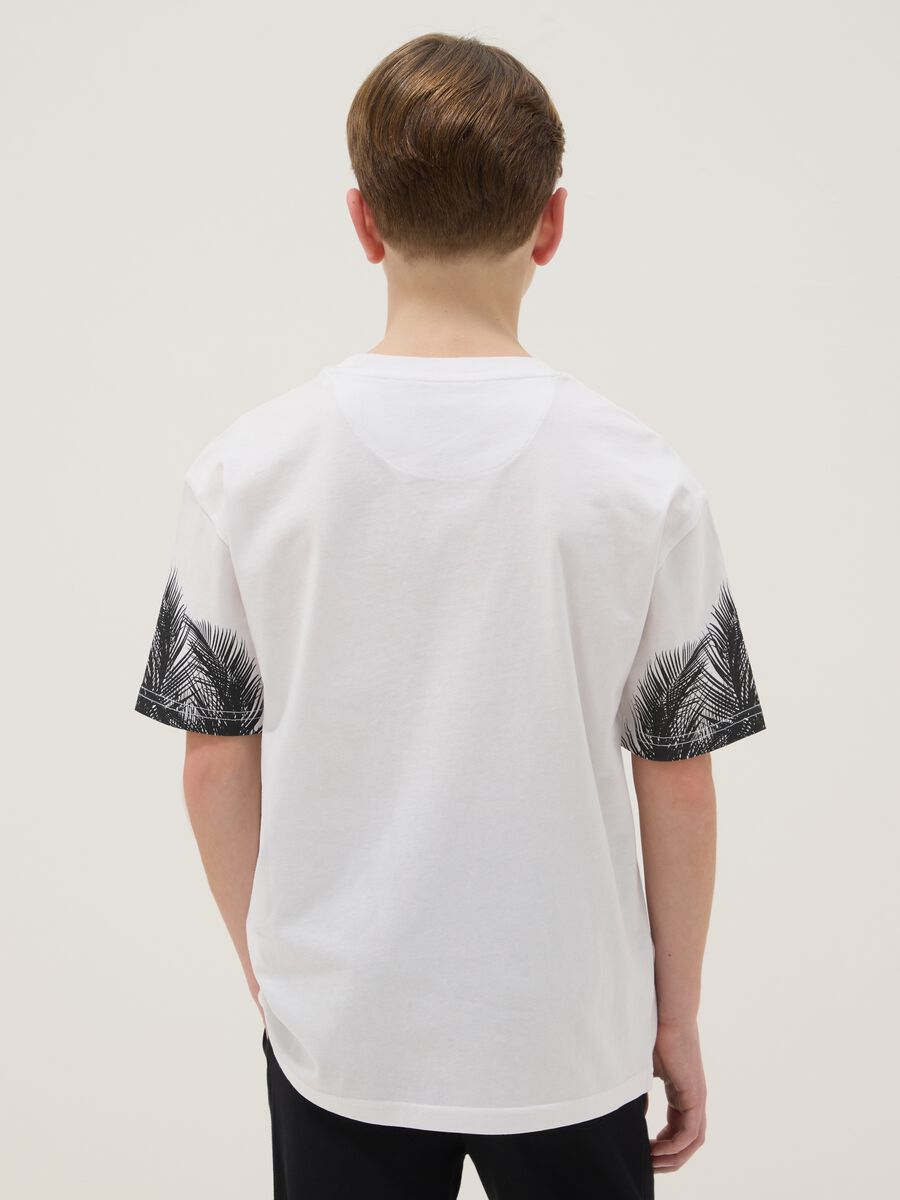 T-shirt in puro cotone bianca da bambino oversize fit con stampe_1