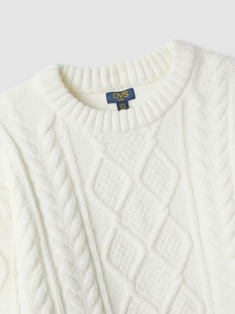 Maglione bianco girocollo in maglia lavorata_1