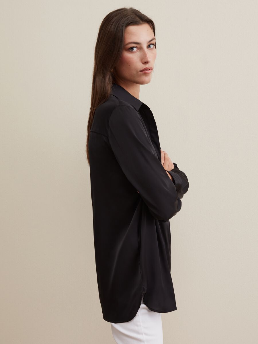 Blusa in satin con colletto e bottoni_3