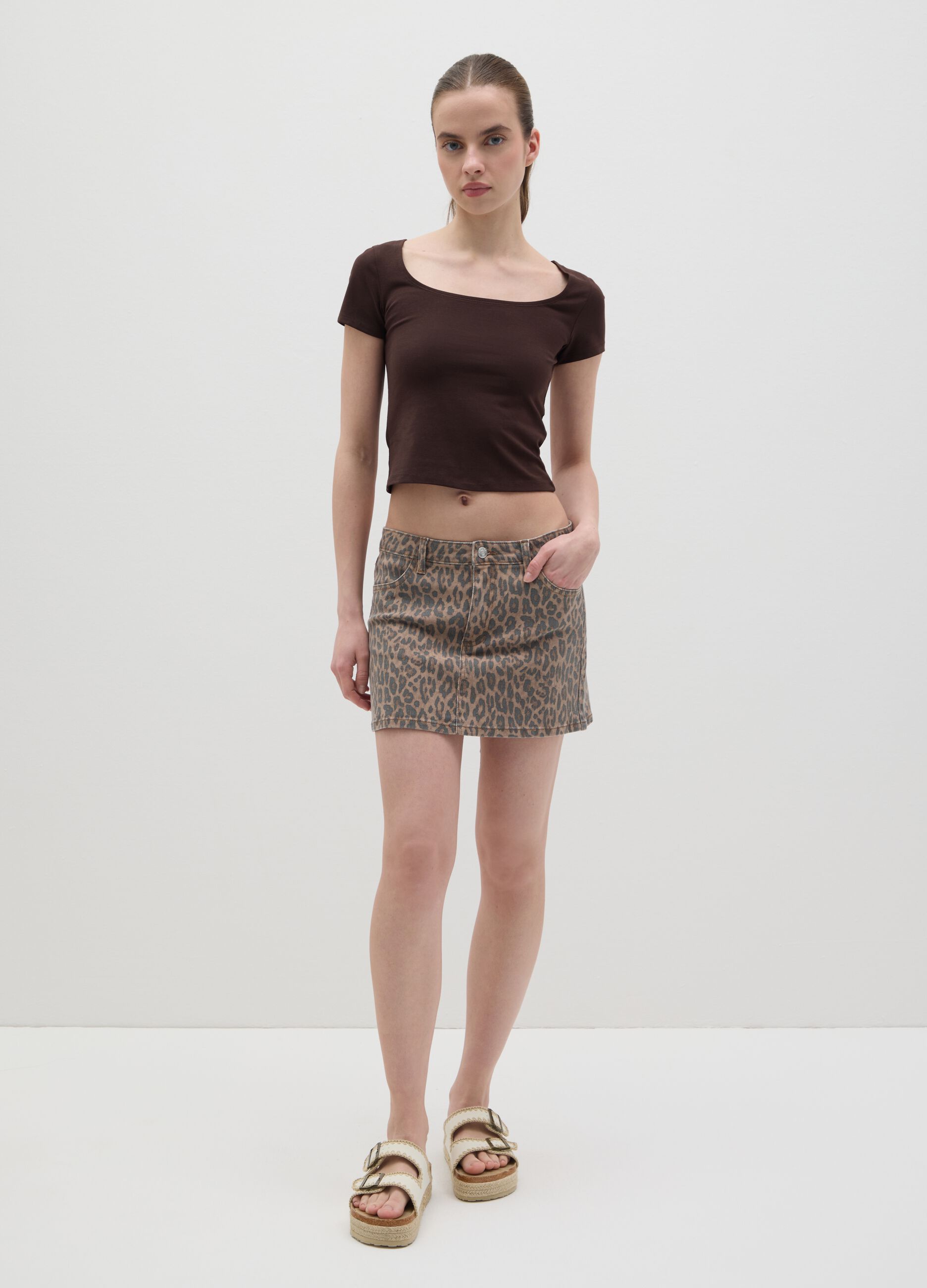 T-shirt da donna in cotone elasticizzato marrone slim fit
