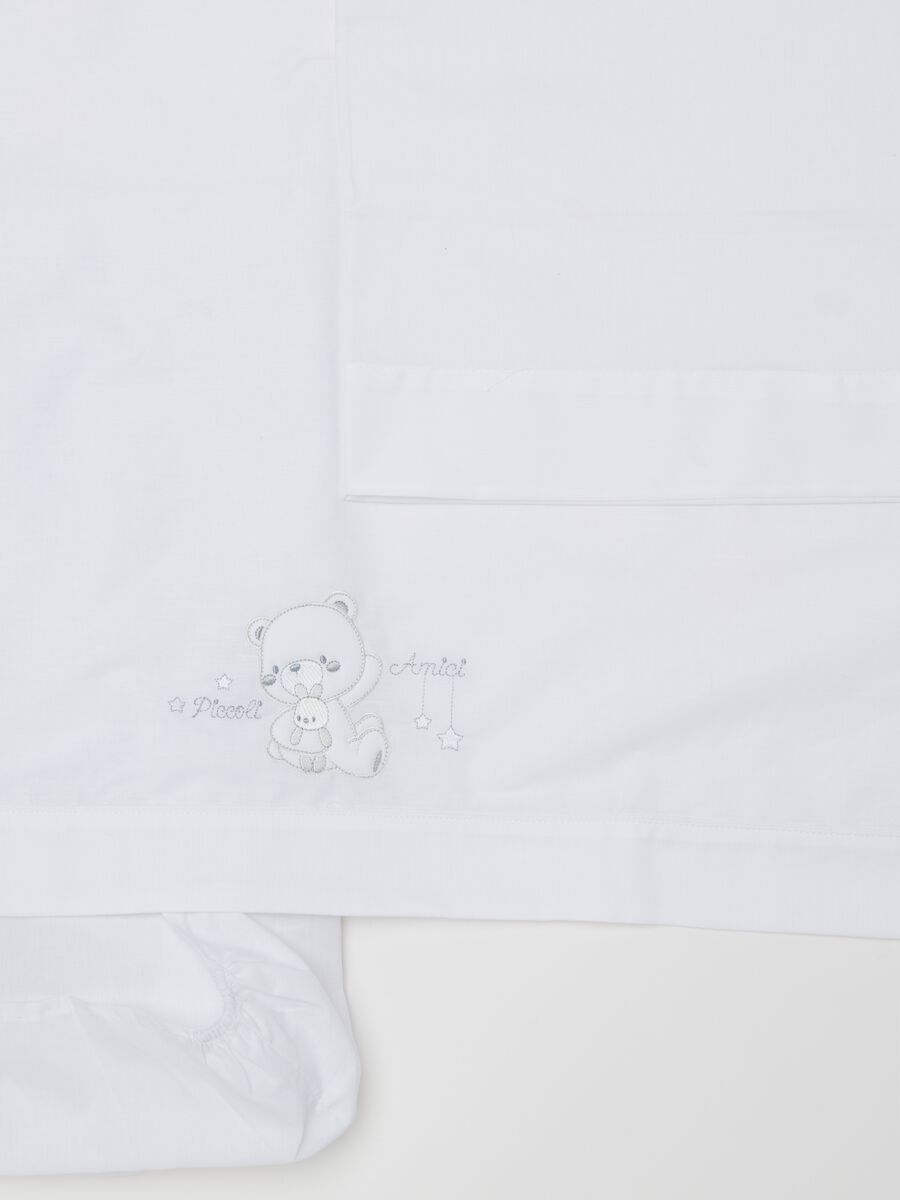 Three-piece maxi crib set with teddy bear embroidery_1