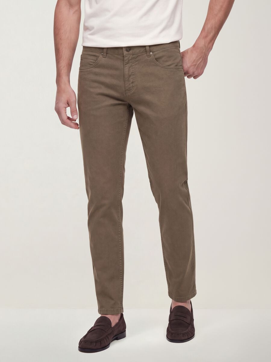 Pantaloni marroni in twill di cotone elasticizzato slim fit_1