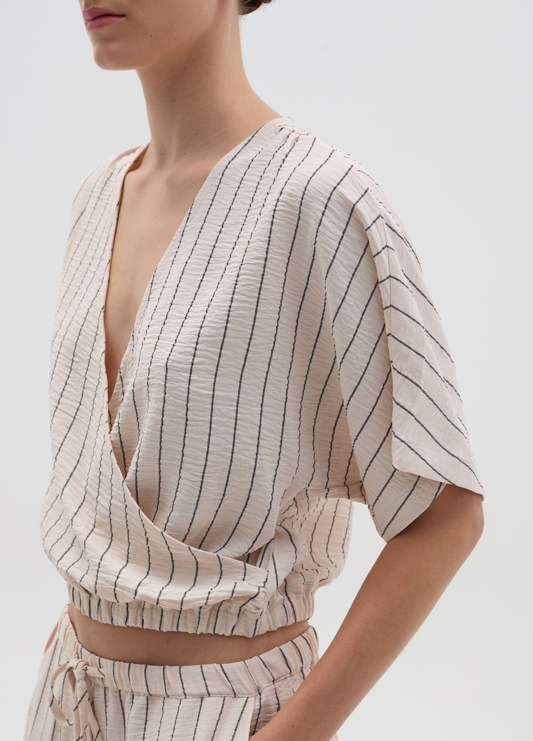 Blusa corta incrociata a righe beige