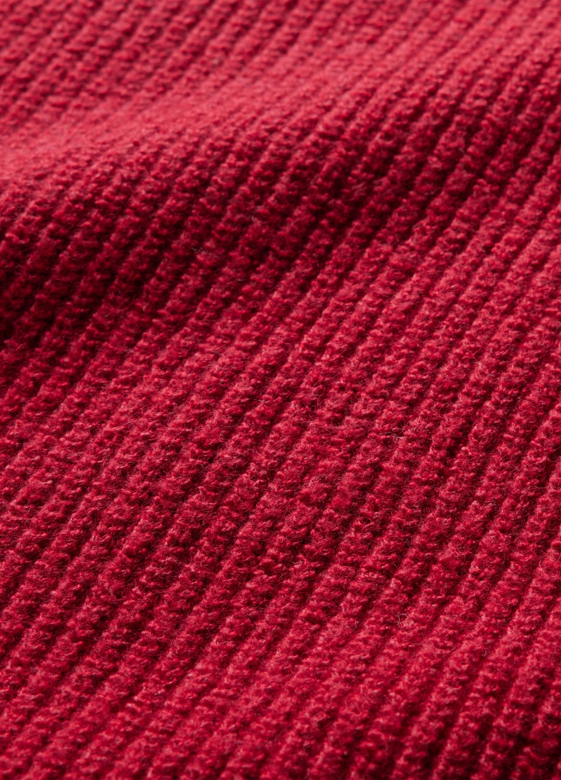 Pullover with ribbed design