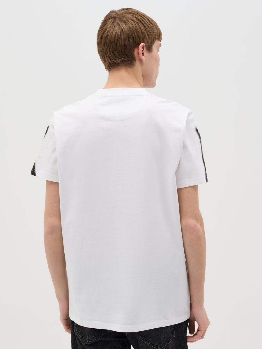 White and black T-shirt with flames print_3