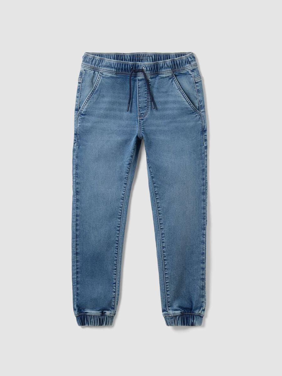 Jeans jogger azzurro in cotone elasticizzato con coulisse per ragazzo_0
