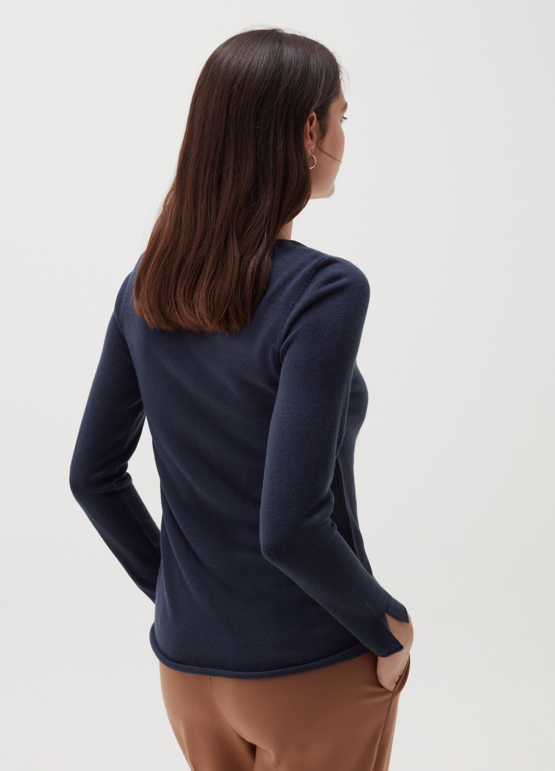 Pullover with round neck and slits