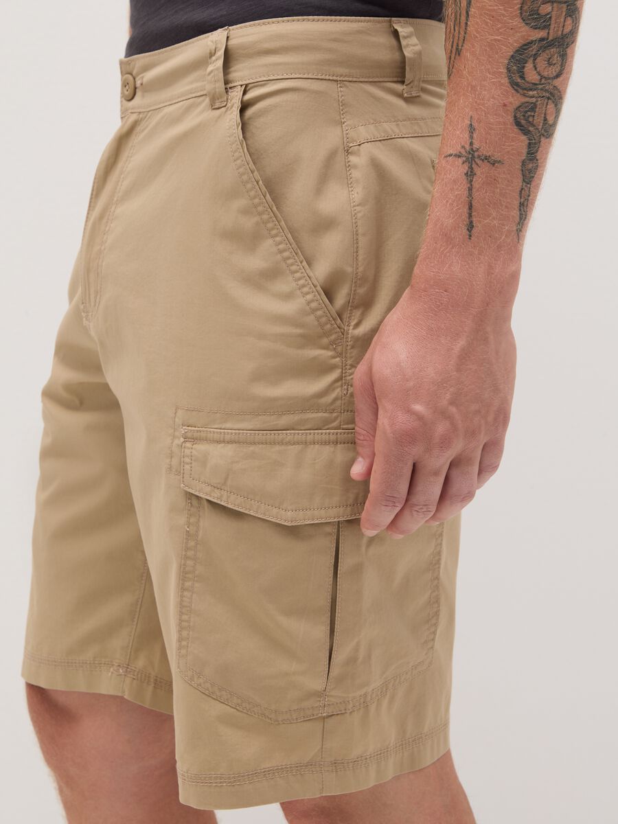 Bermuda da uomo in puro cotone beige regular fit con tasche cargo_2