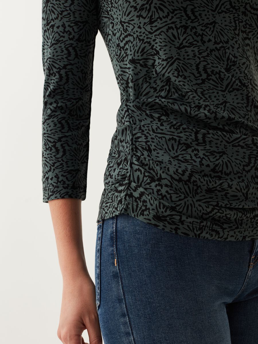 T-shirt floreale con maniche a tre quarti_3