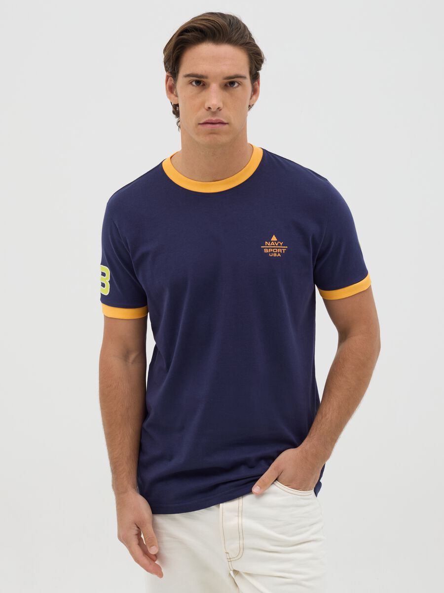 Blue T-shirt with short sleeves and orange details_0