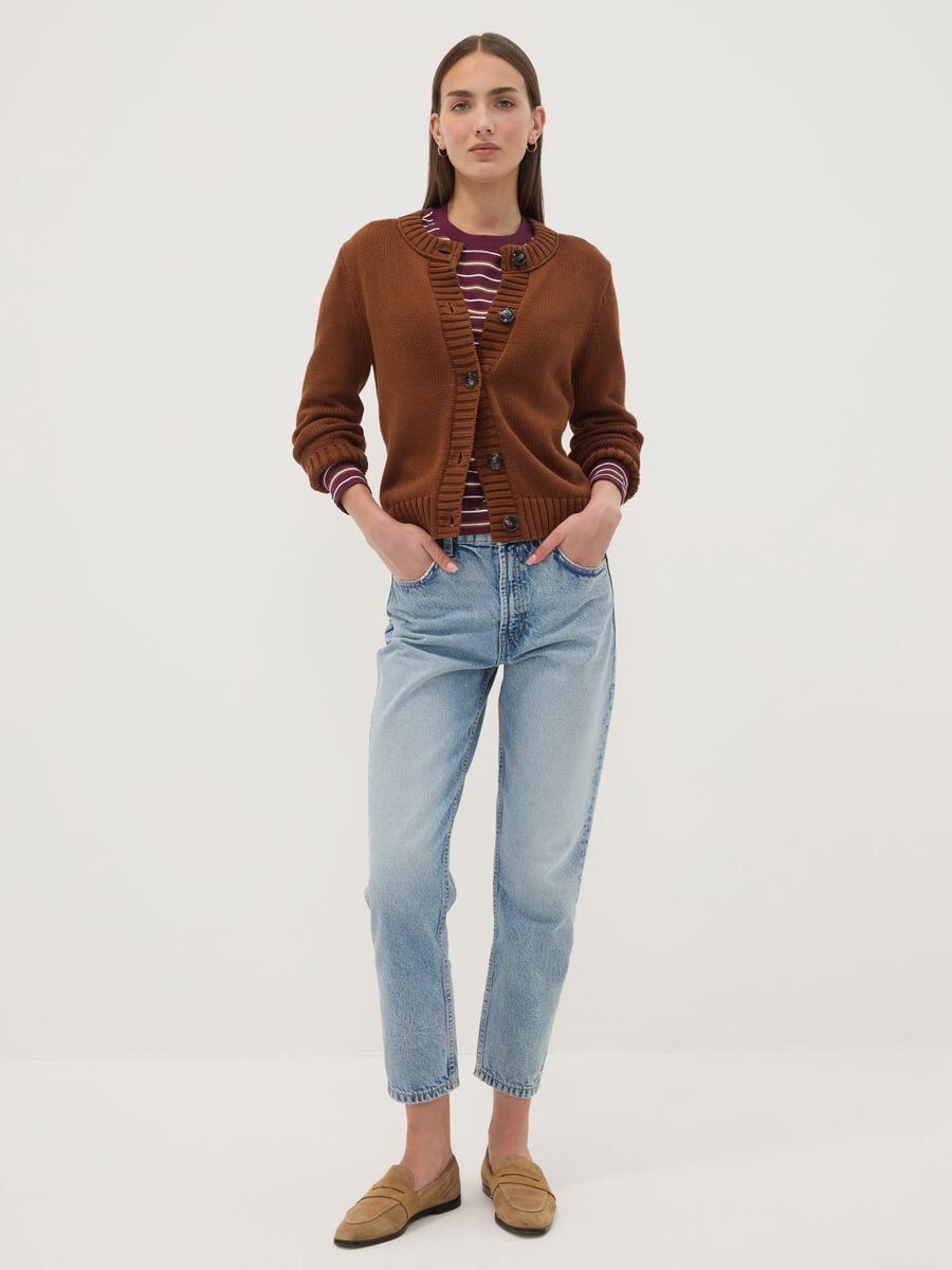Cardigan marrone in puro cotone con girocollo e bottoni regular fit_2