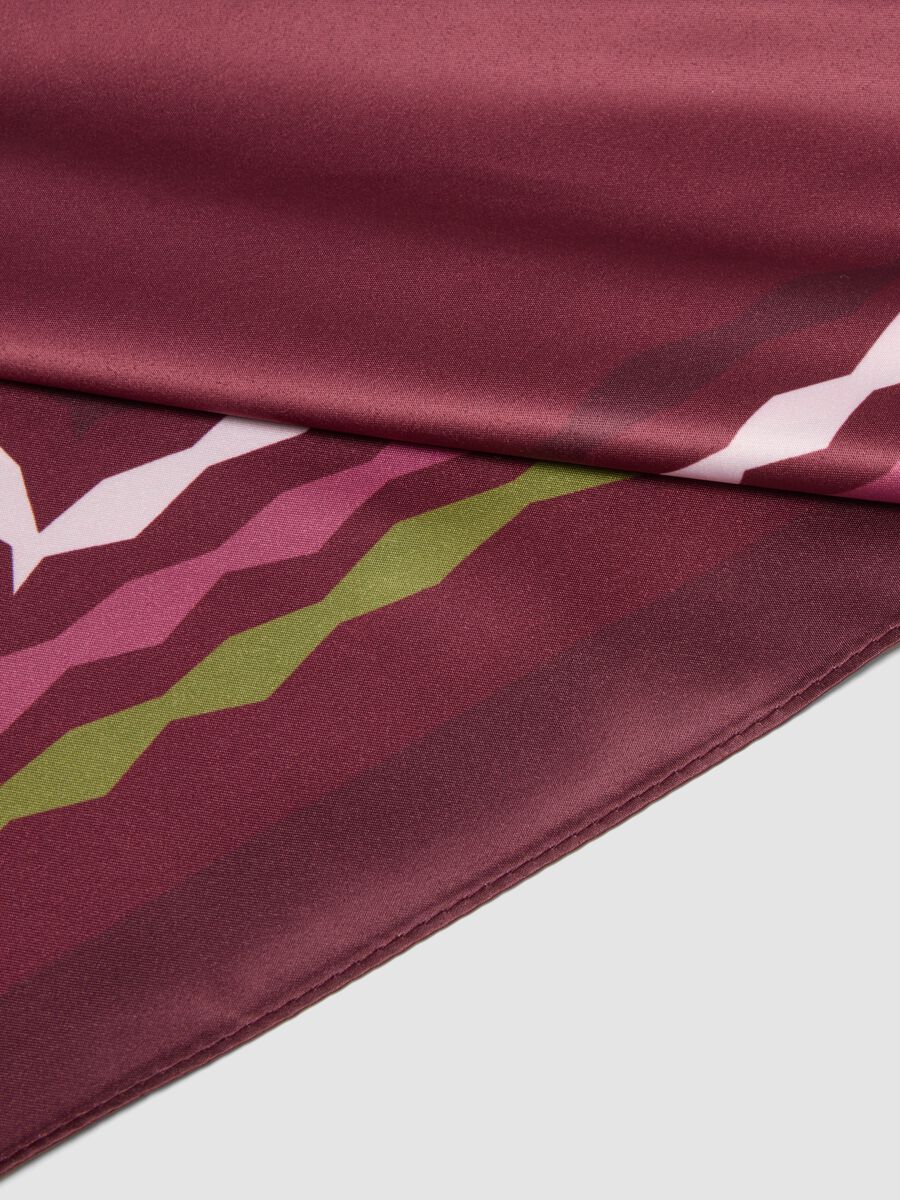 Brown scarf with contrasting geometric pattern_2