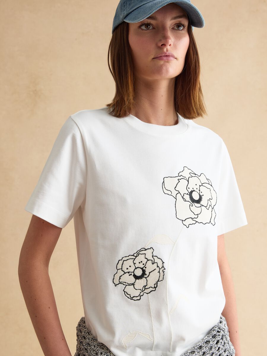 White regular fit pure cotton t-shirt with flowers_0