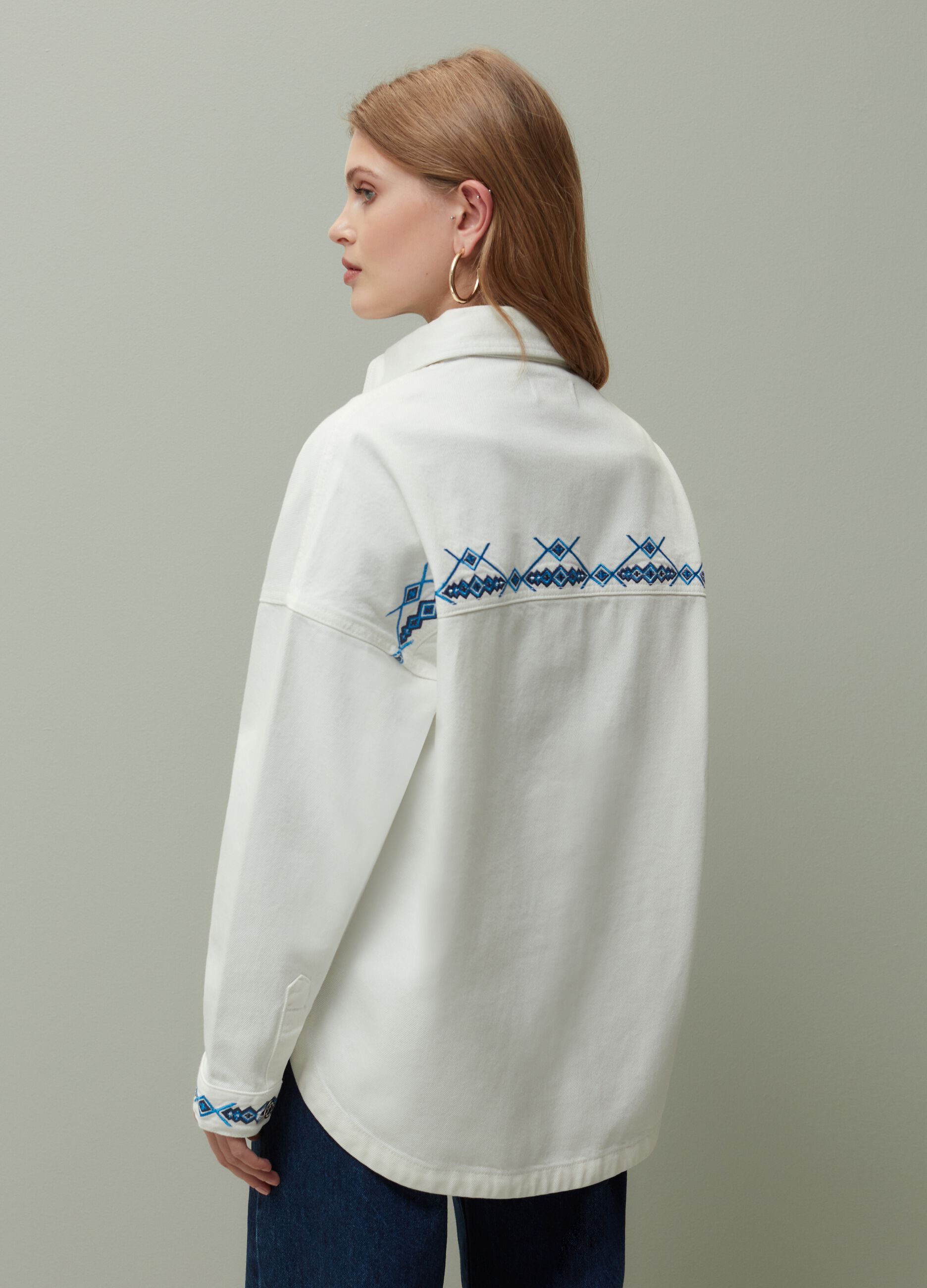 Shacket oversize in denim con ricami etnici_2