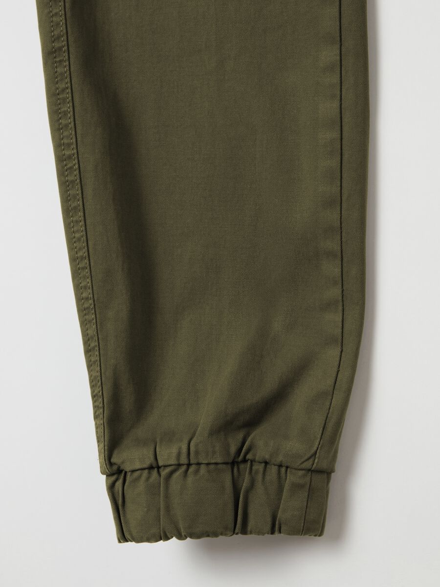Pantalone cargo cuff-hem in cotone stretch_5