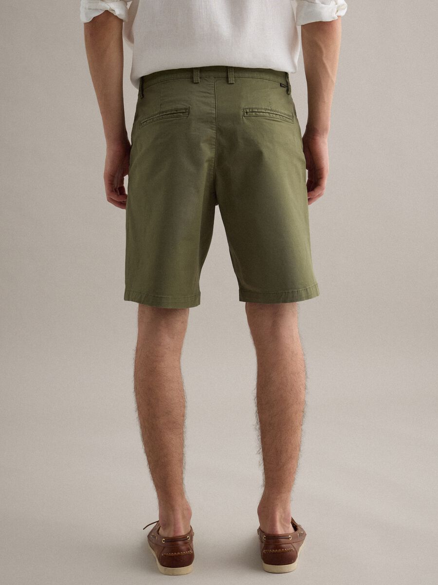 Shorts chino in cotone elasticizzato verde regular fit_2