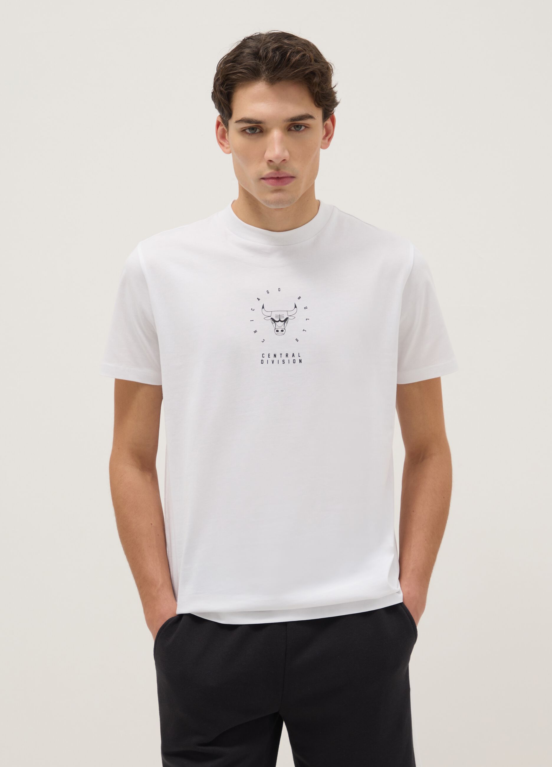 White pure cotton regular fit T-shirt with Chicago Bulls logo
